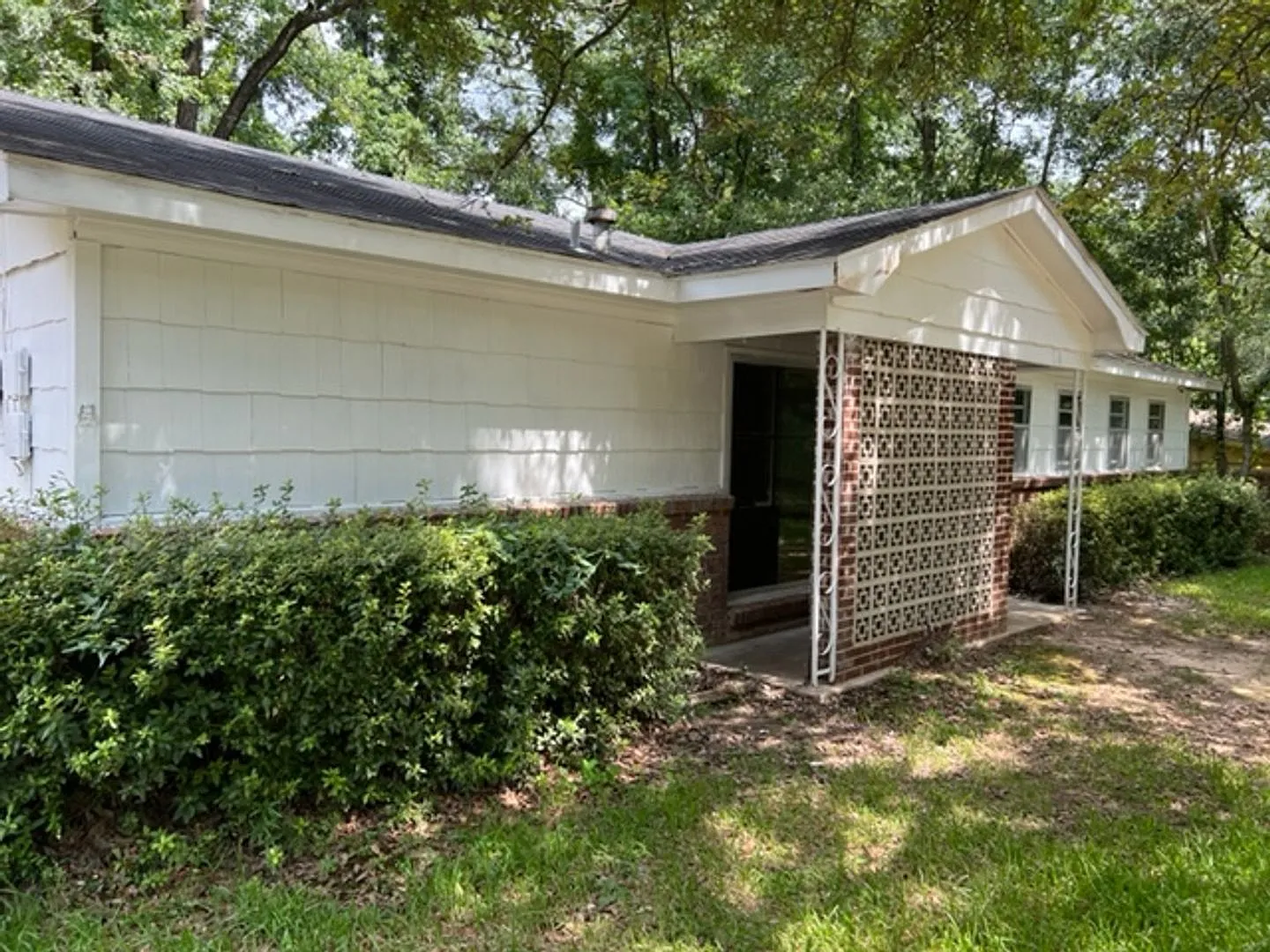 3 bed, 1.0 bath, 1025 sqft, $1,300 — Photo 2