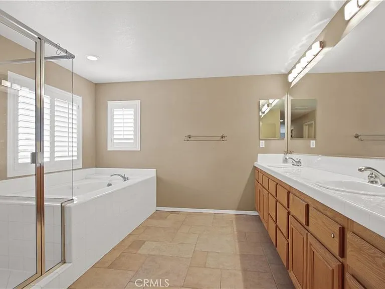 823 Canterbury Ln — Photo 24