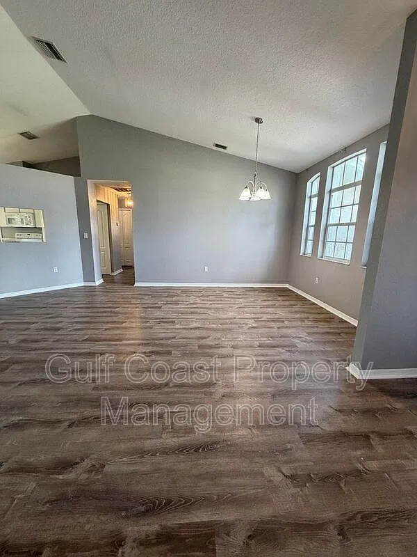 3 bed, 2.0 bath, 1739 sqft, $2,100 — Photo 4