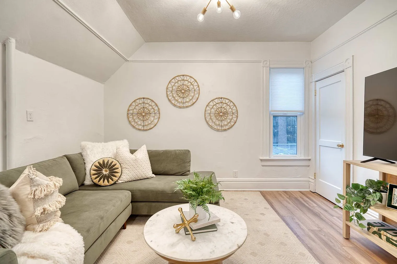 2 bed, 1.0 bath, 742 sqft, $3,717 — Photo 2