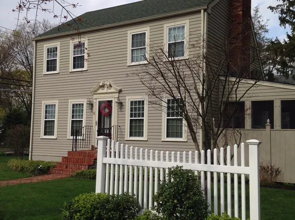 4 Linden Ave, Rumford, RI 02916