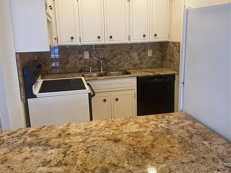 2200 NE 66th St #1412 — Photo 22