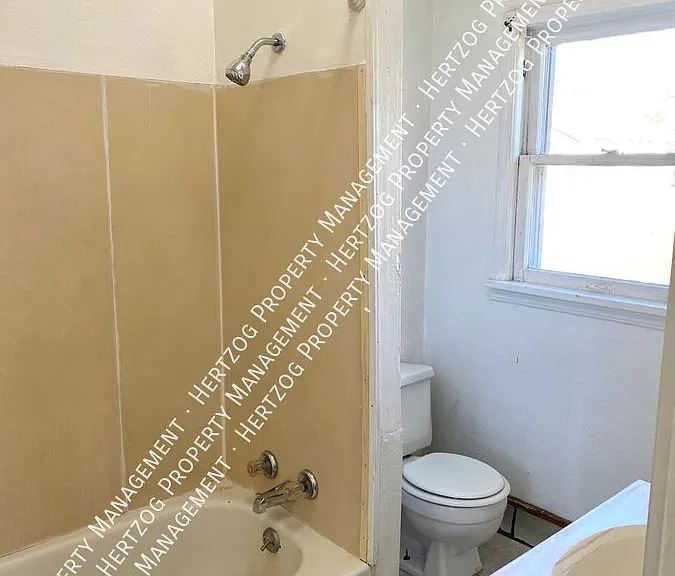 409 W Summit Ave — Photo 4