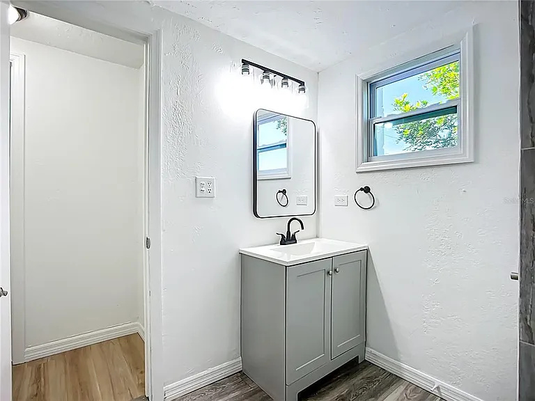 317 Jessica St S — Photo 12