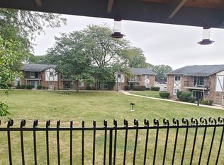 9S025 Lake Dr APT 10-206, Willowbrook, IL 60527