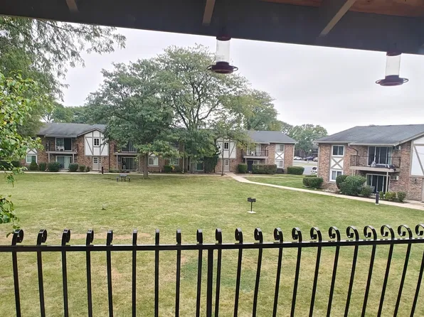 9S025 Lake Dr, Willowbrook, IL