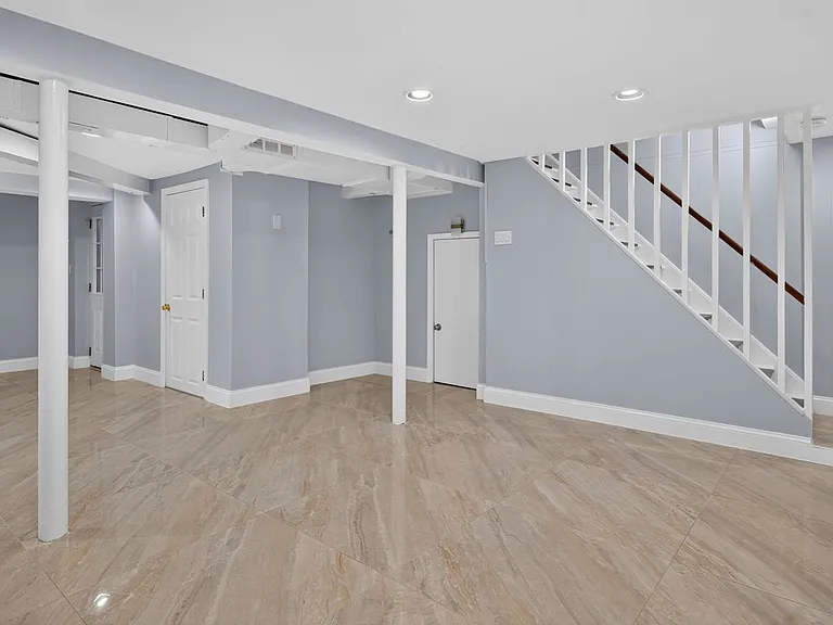 670 John St — Photo 6