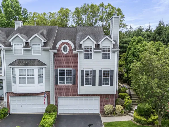 103 Paddington Circle, Smithtown, NY 11787