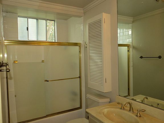 4th image of 5250 Zelzah Ave APT 6A
