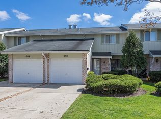 880 Heatherbrook Ct, Wheaton, IL 60189
