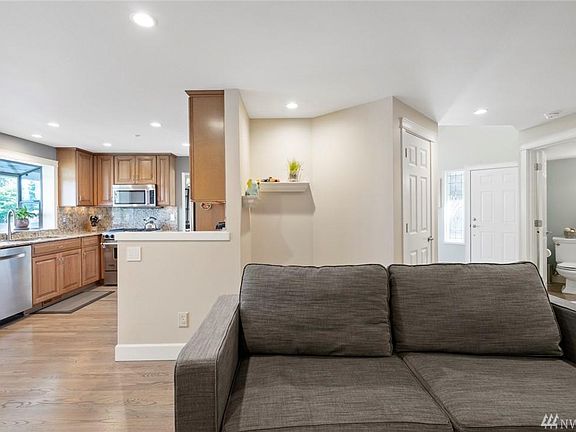 3rd image of 16423 SE 39th Pl