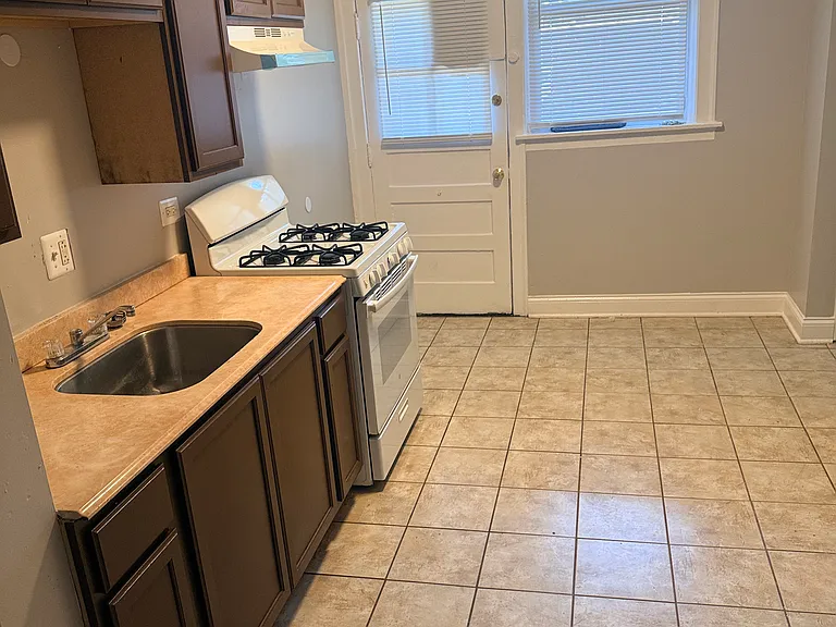 7737 S Yates Blvd — Photo 12