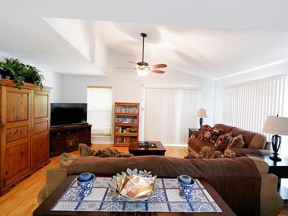 3rd image of 104 Willow Creek Ln #104