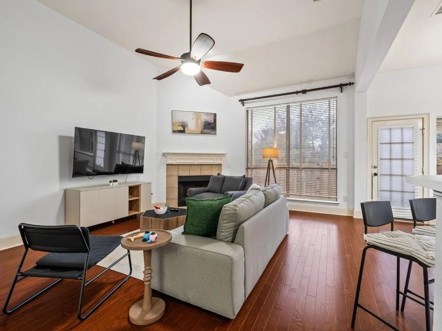 4 bed, 2097 sqft, $2,700 — Photo 3