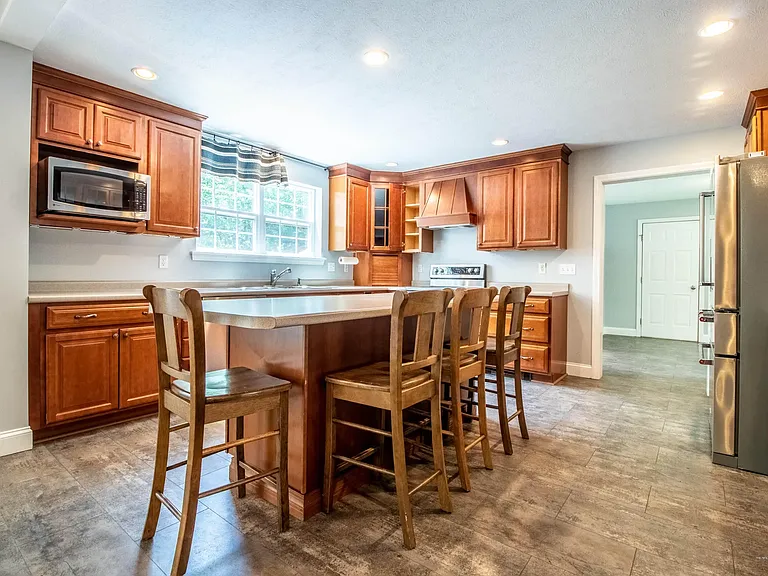 33 Westview Dr — Photo 3