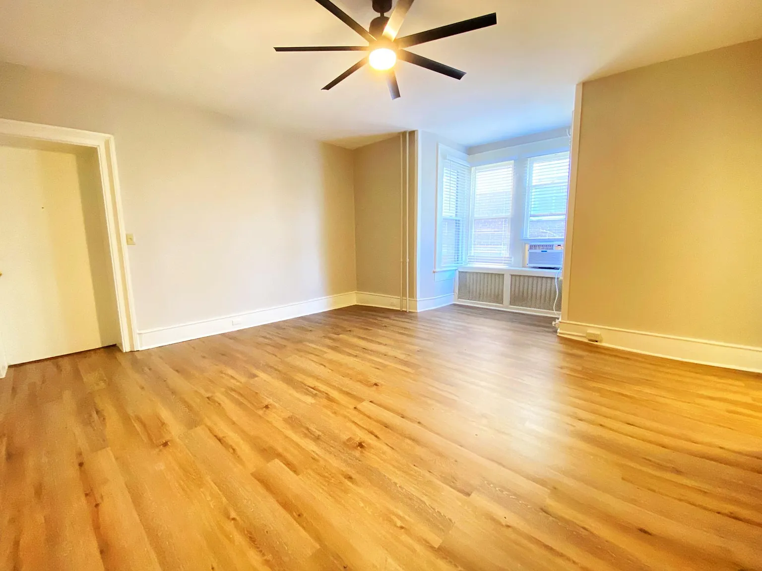 Studio, 300 sqft, $975 — Photo 2