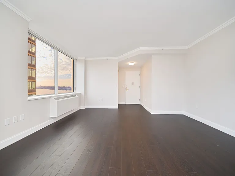160 Riverside Blvd #27B — Photo 7