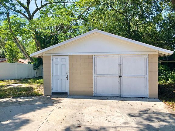 Detached garage