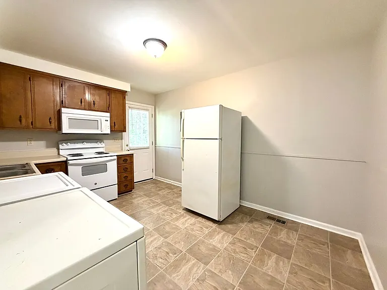 Bancroft Circle Apartments — Photo 17