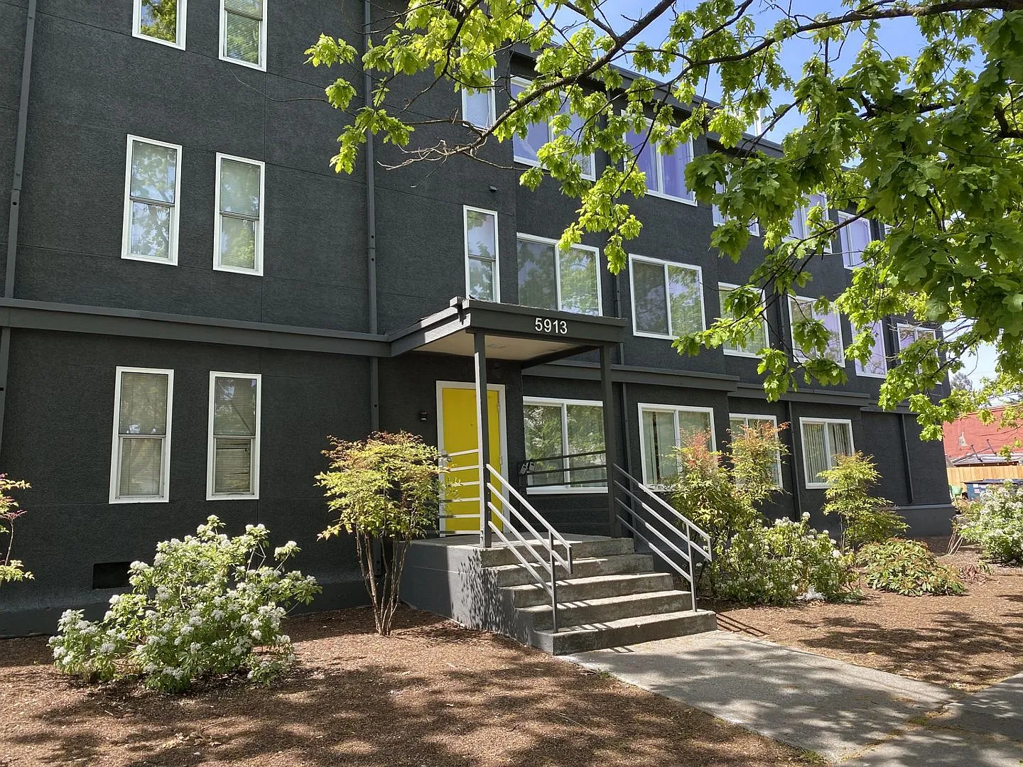 Kenny Apartments — Photo 1