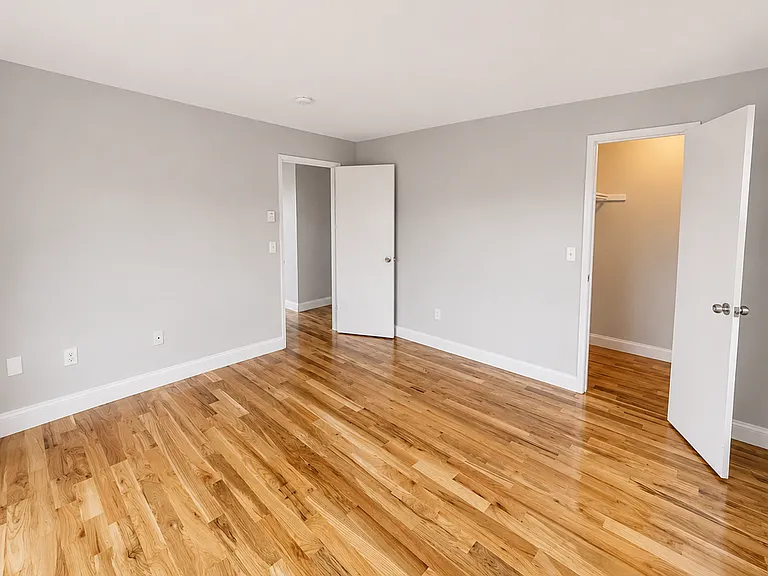 Courtview Square Apartments — Photo 17