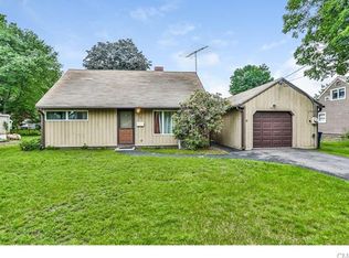 83 Seaver Cir, Bridgeport, CT 06606