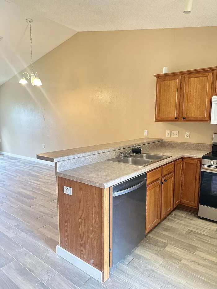 2 bed, 2.0 bath, 984 sqft, $1,395 — Photo 2