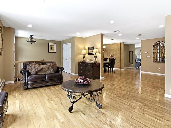 5th image of 2 Maple Ave