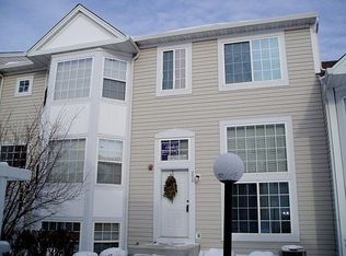 208 Hidden Creek Ln, North Aurora, IL 60542