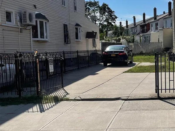 5740 Mazeau St, Flushing, NY 11378