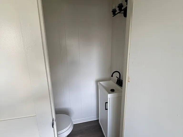 302 N Cunningham St — Photo 3