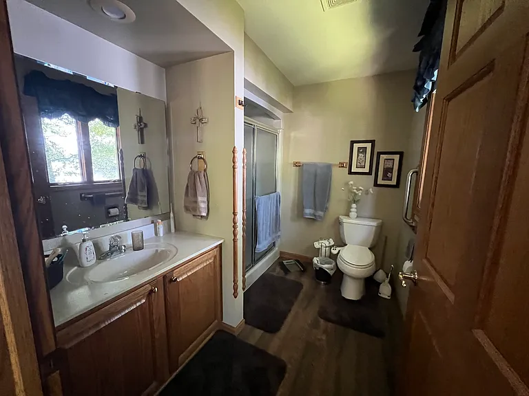 Master Bedroom Bath with 5 foort walk-in shower