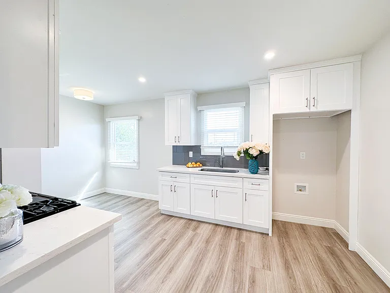 32 N Marengo Ave #E — Photo 5