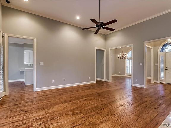 5th image of 912 Lynn Oaks St