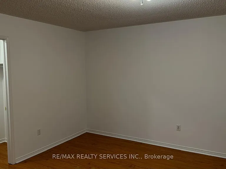 44 Saintsbury Cres — Photo 8