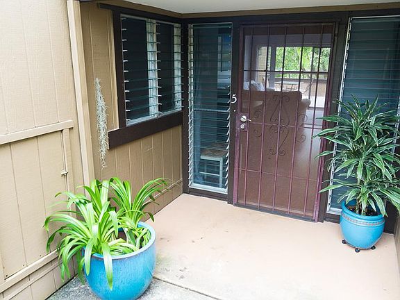 Entryway allows plenty of breeze to enter the home