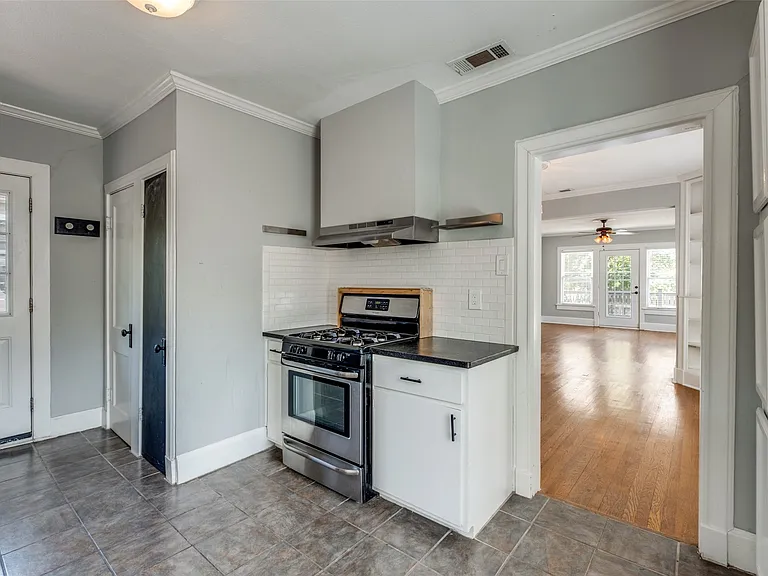 6101 Victor St #B — Photo 7