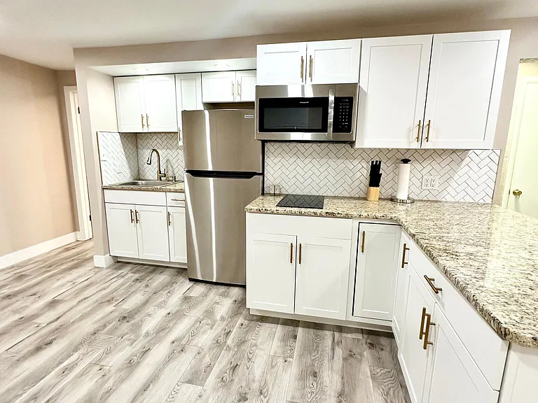 2865 Olive Dr — Photo 3