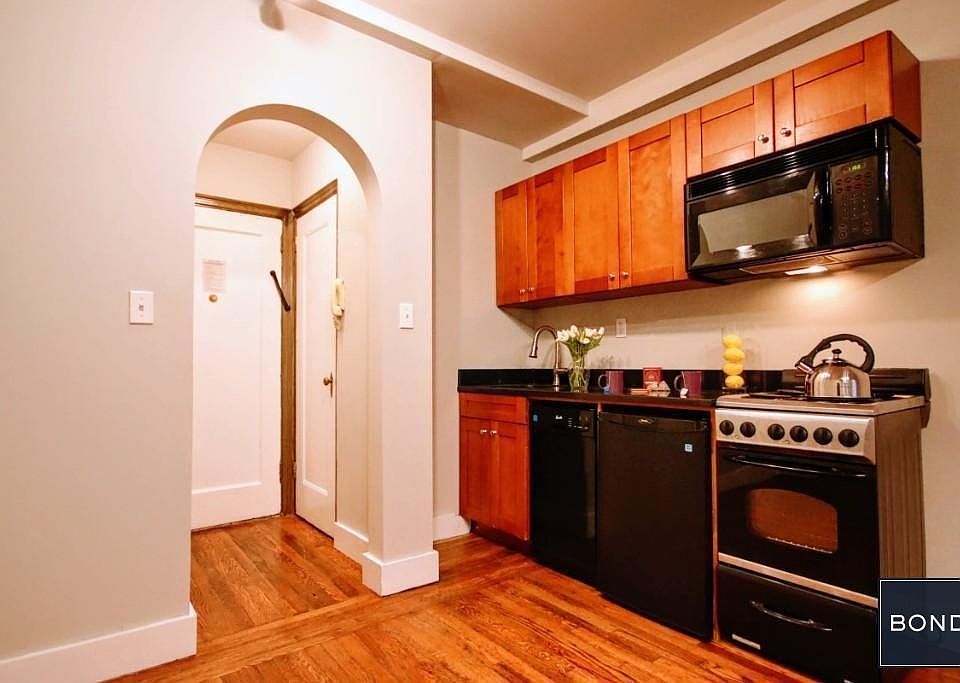 2nd image of 11 Waverly Pl APT 4H