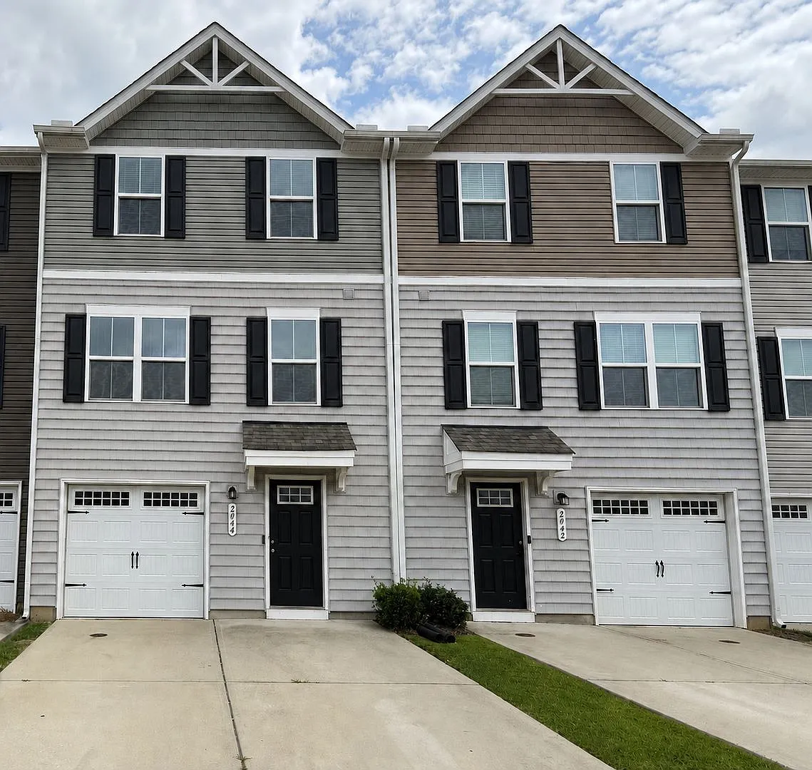 Charming 3-Bedroom Suffolk Home with Garage & Deck — Photo 1