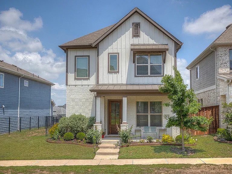 1825 Oak Trail Dr — Photo 2