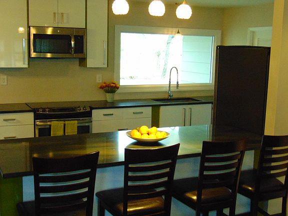 4th image of 5616 N Woodland Ct