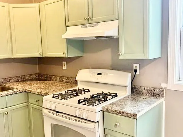 22-24 Lawn Ave #1R — Photo 5