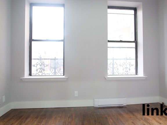4th image of 320 W 49th St #W5fe