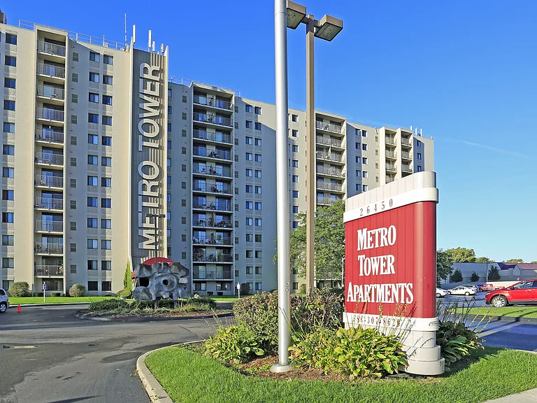 METRO TOWER APARTMENTS — Photo 21