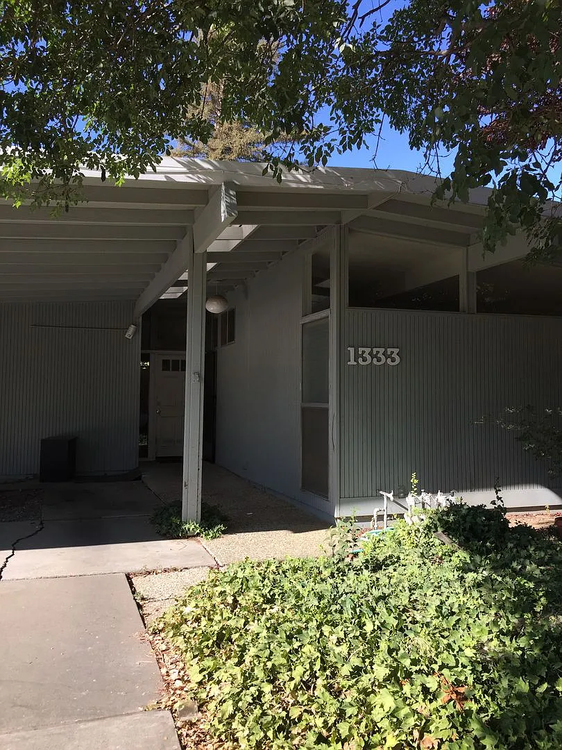 Spacious 5-Bedroom Home in Desirable West Davis Location — Photo 2