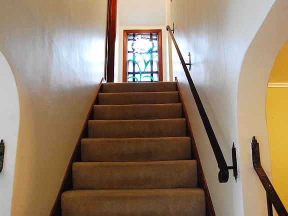 carpeted stairway to 2nd fl