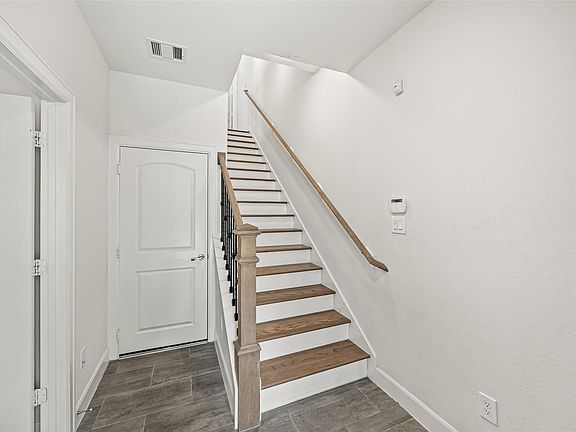 4th image of 719 Leverkuhn St