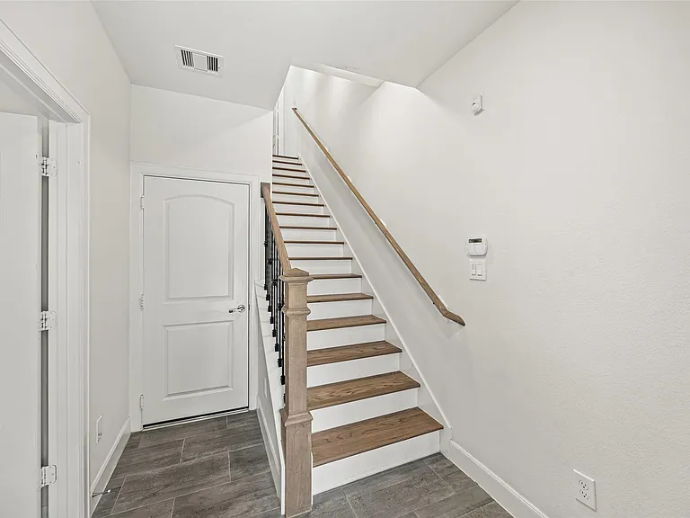 719 Leverkuhn St — Photo 4