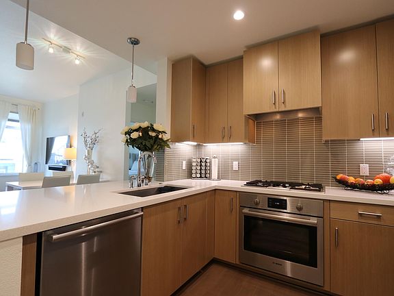 4th image of 2655 Bush St APT 429